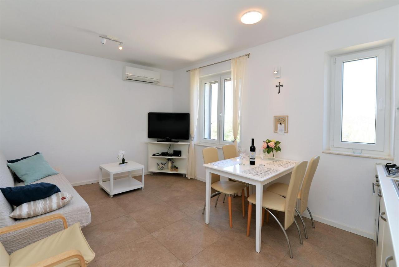 Beach Apartment Vami With Sea View 穆泰尔岛 外观 照片