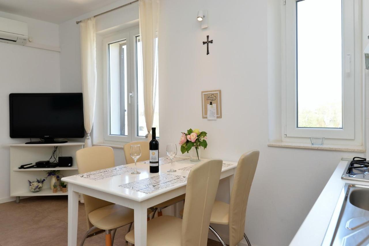Beach Apartment Vami With Sea View 穆泰尔岛 外观 照片
